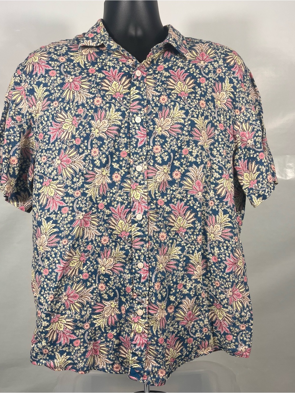 Untuckit Men’s Shirt M Button Up Short Sleeve Linen Floral All Over Print Beach